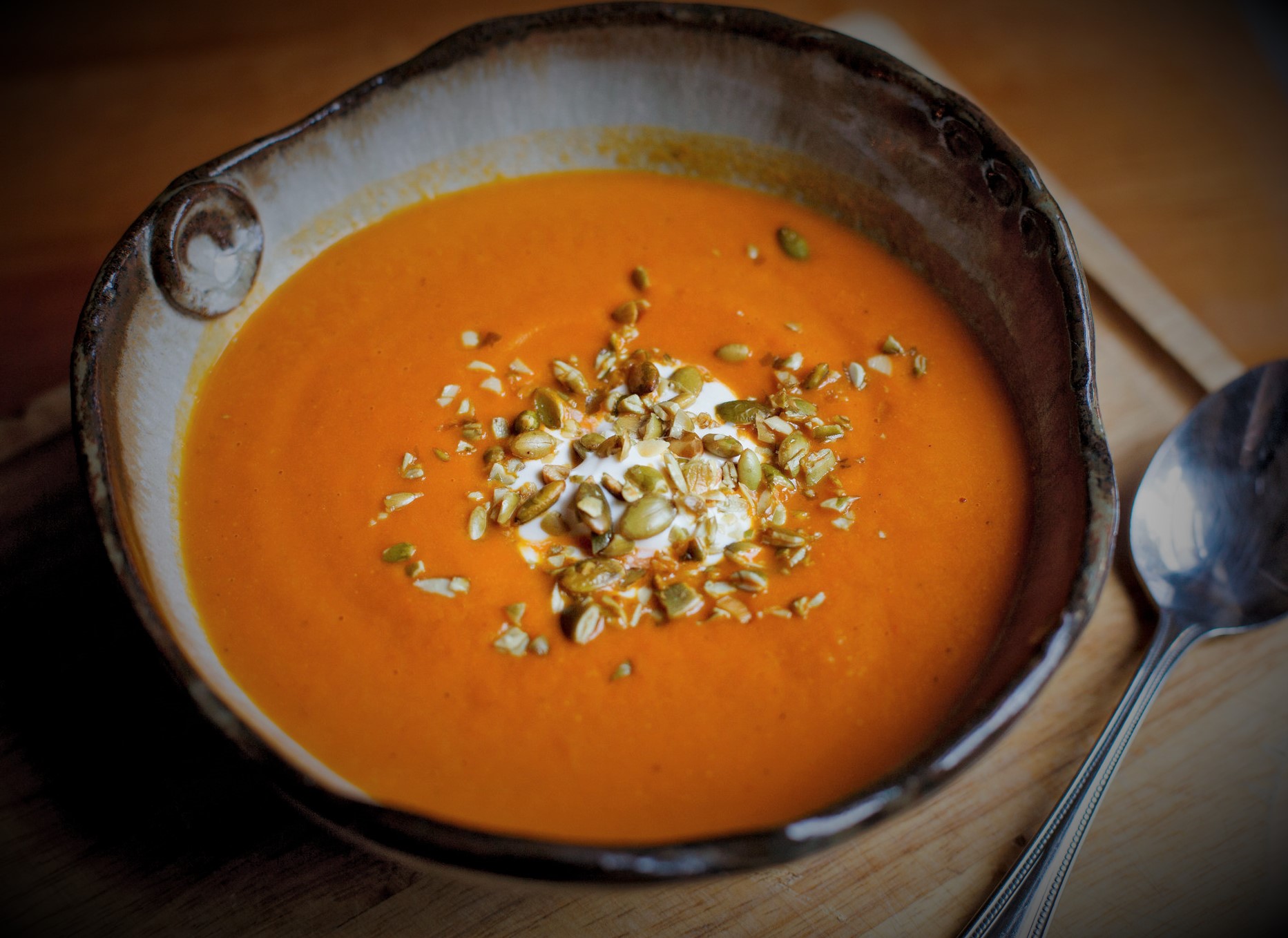 Przepis na wegańską zupę z dyni Hokkaido i papryki