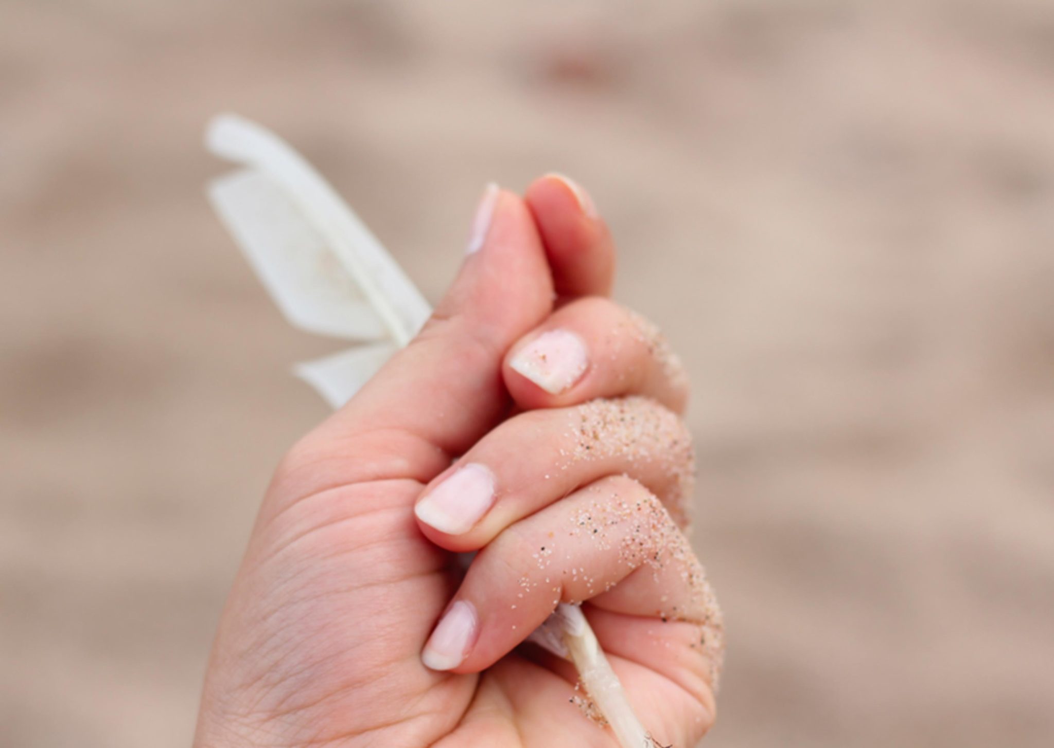 Bielszy odcień bieli. Manikiur w kolorze mleka
