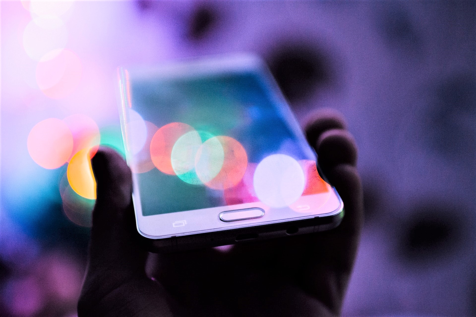 HEVL. Niebieskie światło, które szkodzi skórze