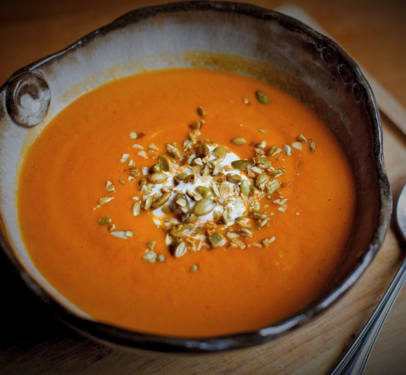 Przepis na wegańską zupę z dyni Hokkaido i papryki