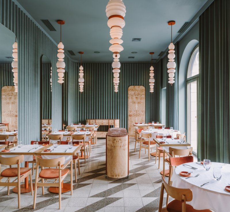 OPASŁY TOM. Wykwintna restauracja i bar z czytelnią