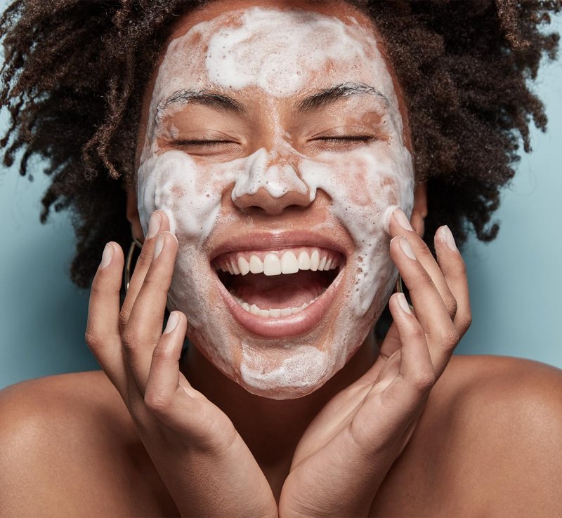 Nosisz maskę ochronną? Strzeż się „maskne