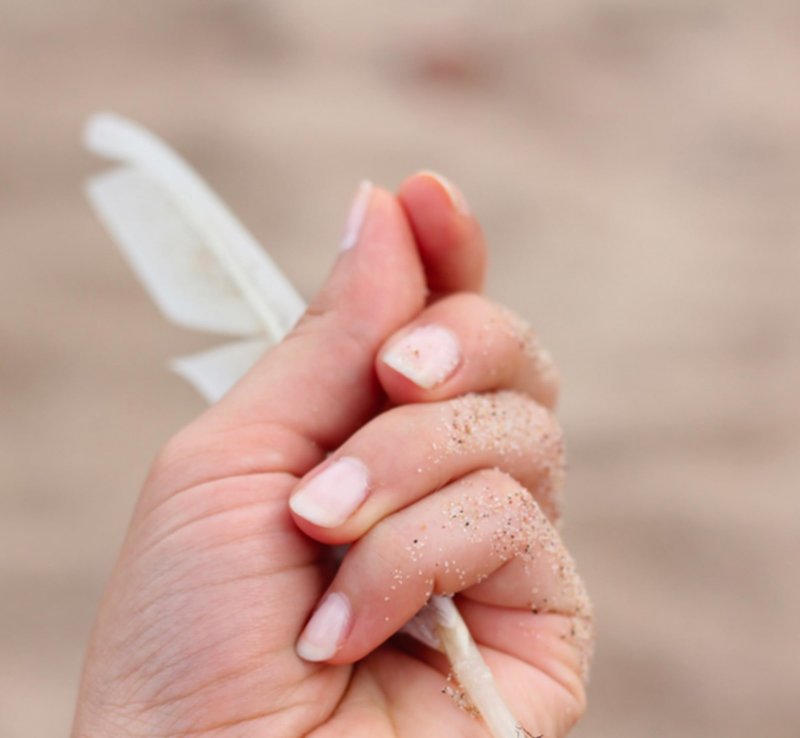 Bielszy odcień bieli. Manikiur w kolorze mleka