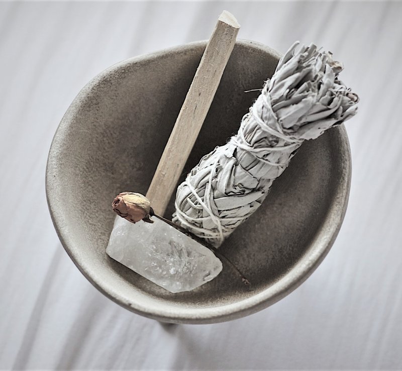 Szczypta magii. Rytuał oczyszczania białą szałwią