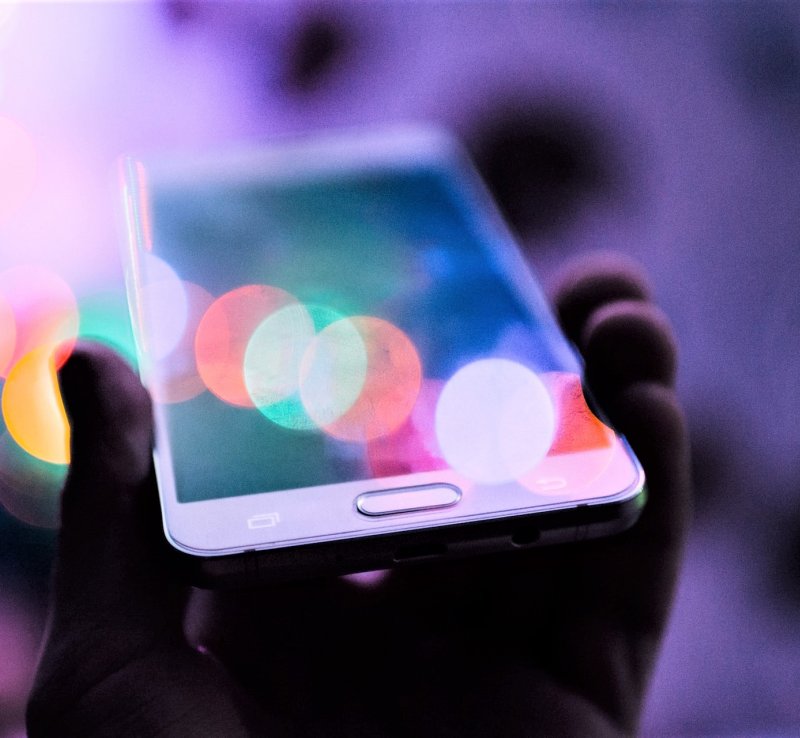 HEVL. Niebieskie światło, które szkodzi skórze